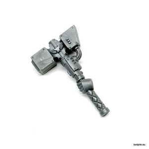 Niesiony w lewej Thunder Hammer