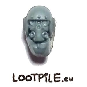 Głowa w Hełmie i Masce Zdradzieckiego Gwardzisty D